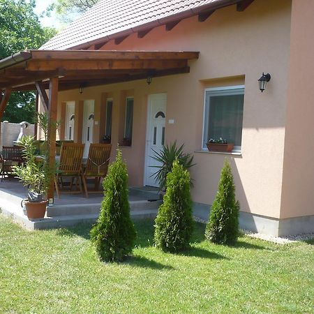 Eszter Apartmanhaz Гайдусобосло Екстер'єр фото