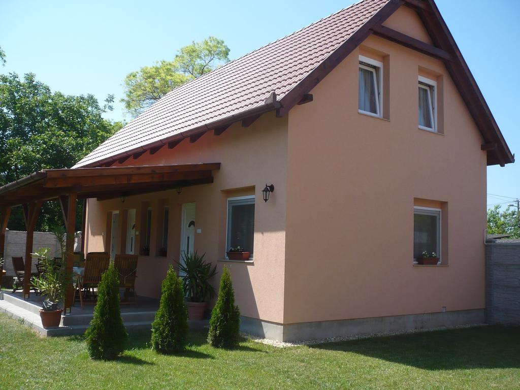 Eszter Apartmanhaz Гайдусобосло Екстер'єр фото
